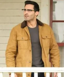 Superman and Lois S02 Clark Kent Mustard Jacket right